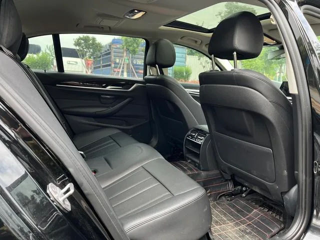 BMW 5 Series 2018 525Li Luxury Set interior photo 11 BMW 5 Series 2018 525Li Luxury Set interior photo 11