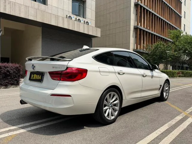 BMW 3 Series GT 2018 320i Модный тип интерьер фото 11 BMW 3 Series GT 2018 320i Модный тип интерьер фото 11