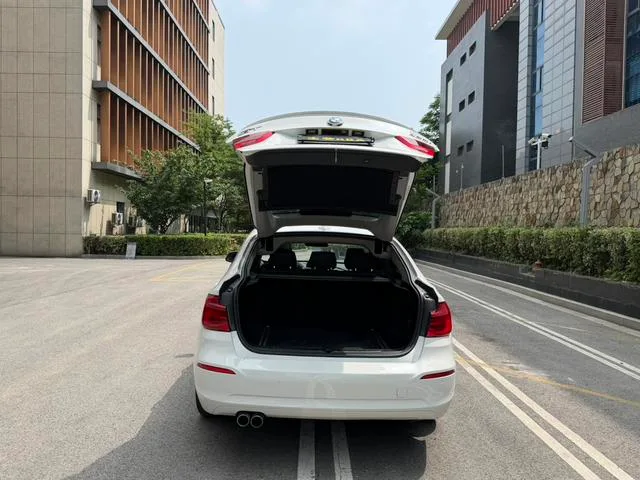 BMW 3 Series GT 2018 320i Модный тип интерьер фото 14 BMW 3 Series GT 2018 320i Модный тип интерьер фото 14