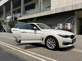 BMW 3 Series GT 2018 320i Модный тип интерьер фото 17 BMW 3 Series GT 2018 320i Модный тип интерьер фото 17