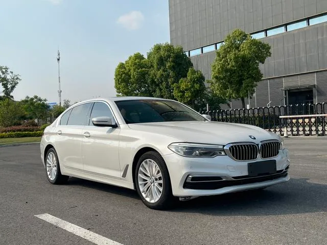 BMW 5 Series 2020 525Li Traje de lujo exterior foto 3 BMW 5 Series 2020 525Li Traje de lujo exterior foto 3