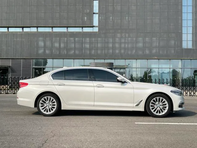 BMW 5 Series 2020 525Li Traje de lujo exterior foto 4 BMW 5 Series 2020 525Li Traje de lujo exterior foto 4