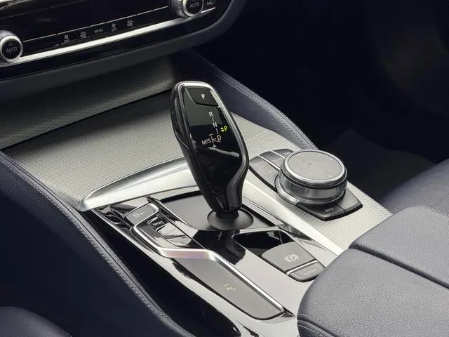 BMW 5 Series 2018 525i M Conjunto deportivo interior foto 7 BMW 5 Series 2018 525i M Conjunto deportivo interior foto 7