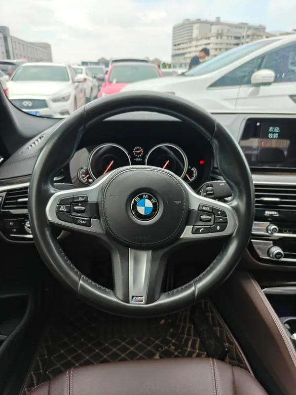 BMW 5 Series 2018 525Li M Sports suit interior photo 10 BMW 5 Series 2018 525Li M Sports suit interior photo 10