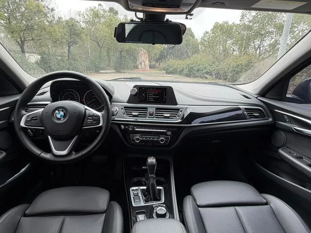 BMW 1 Series 2017 118i Deporte interior foto 8 BMW 1 Series 2017 118i Deporte interior foto 8