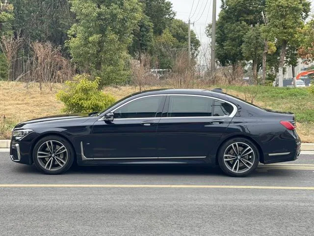 BMW 7 Series 2019 730Li M Conjunto deportivo exterior foto 7 BMW 7 Series 2019 730Li M Conjunto deportivo exterior foto 7