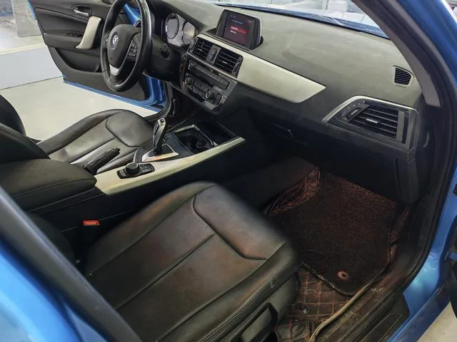 BMW 1 Series (Imported) 2018 118i Leading Type interior photo 9 BMW 1 Series (Imported) 2018 118i Leading Type interior photo 9