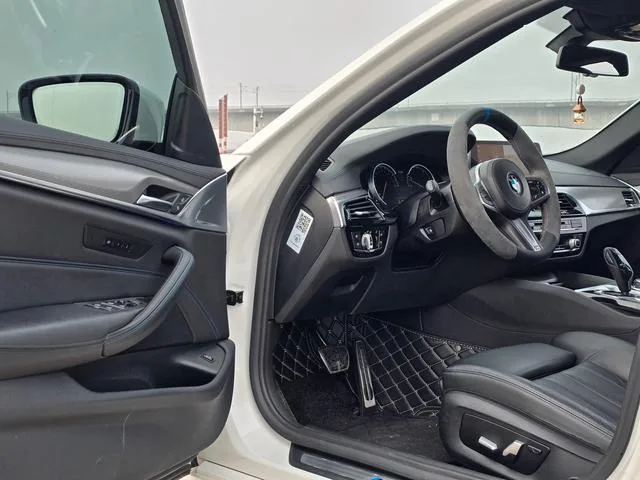 BMW 5 Series 2018 525i M Conjunto deportivo exterior foto 4 BMW 5 Series 2018 525i M Conjunto deportivo exterior foto 4