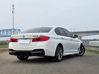 BMW 5 Series 2018 525i M Conjunto deportivo exterior foto 9 BMW 5 Series 2018 525i M Conjunto deportivo exterior foto 9