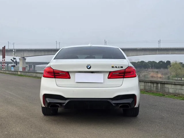 BMW 5 Series 2018 525i M Conjunto deportivo exterior foto 10 BMW 5 Series 2018 525i M Conjunto deportivo exterior foto 10