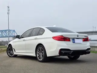 BMW 5 Series 2018 525i M Conjunto deportivo interior foto 11 BMW 5 Series 2018 525i M Conjunto deportivo interior foto 11