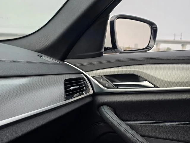 BMW 5 Series 2018 525i M Conjunto deportivo interior foto 15 BMW 5 Series 2018 525i M Conjunto deportivo interior foto 15