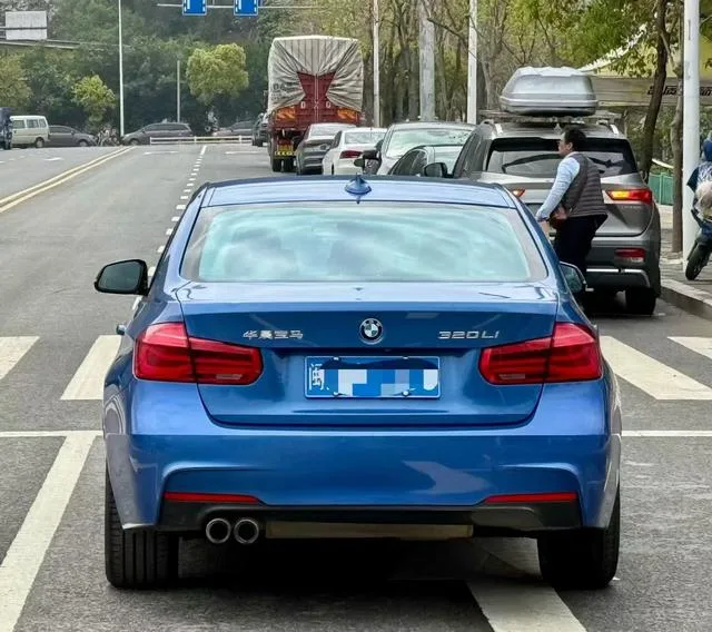 BMW 3 Series 2019 320Li M Traje de lujo interior foto 9 BMW 3 Series 2019 320Li M Traje de lujo interior foto 9