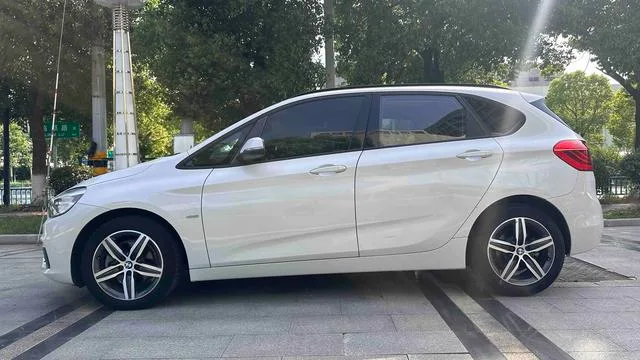 BMW 2 Series Touring 2016 218i Traje de diseño deportivo exterior foto 2 BMW 2 Series Touring 2016 218i Traje de diseño deportivo exterior foto 2