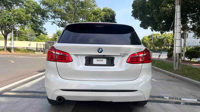 BMW 2 Series Touring 2016 218i Traje de diseño deportivo exterior foto 3 BMW 2 Series Touring 2016 218i Traje de diseño deportivo exterior foto 3