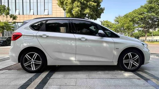 BMW 2 Series Touring 2016 218i Traje de diseño deportivo exterior foto 4 BMW 2 Series Touring 2016 218i Traje de diseño deportivo exterior foto 4