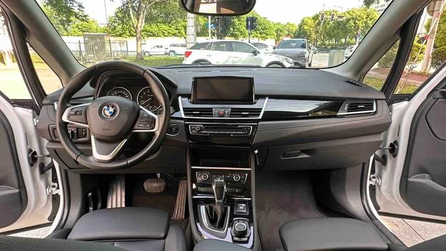BMW 2 Series Touring 2016 218i Traje de diseño deportivo interior foto 9 BMW 2 Series Touring 2016 218i Traje de diseño deportivo interior foto 9