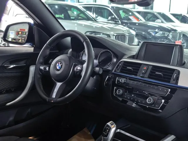 BMW 2 Series 2018 225i Coupé convertible Tipo de lujo M Conjunto deportivo interior foto 7 BMW 2 Series 2018 225i Coupé convertible Tipo de lujo M Conjunto deportivo interior foto 7