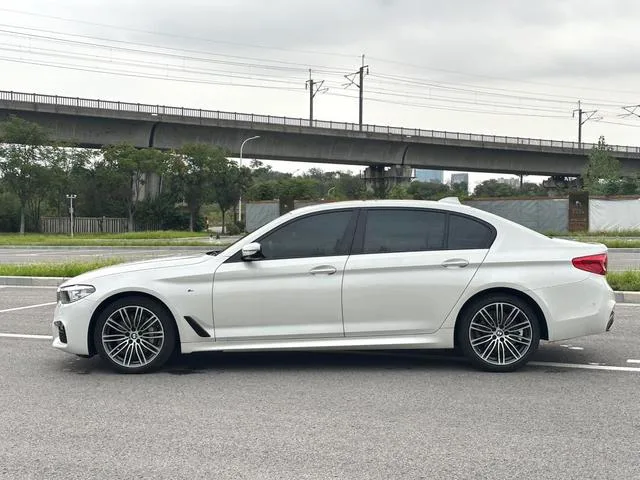 BMW 5 Series 2018 Restyling 530Li Leading Type M Sports suit interior photo 10 BMW 5 Series 2018 Restyling 530Li Leading Type M Sports suit interior photo 10