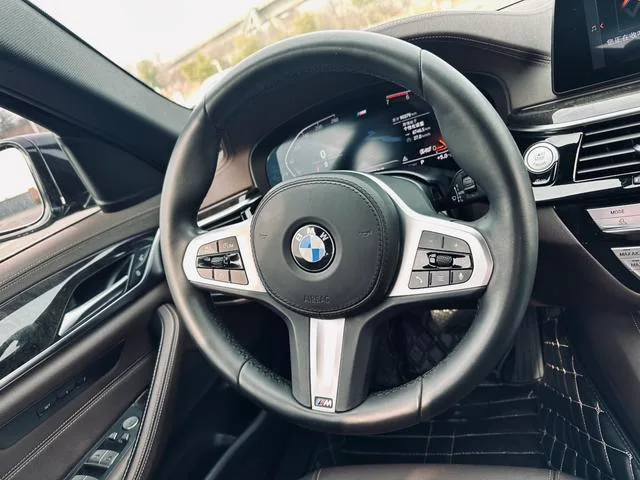 BMW 5 Series 2020 525Li M Conjunto deportivo interior foto 11 BMW 5 Series 2020 525Li M Conjunto deportivo interior foto 11