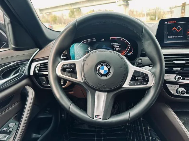 BMW 5 Series 2020 525Li M Conjunto deportivo interior foto 15 BMW 5 Series 2020 525Li M Conjunto deportivo interior foto 15
