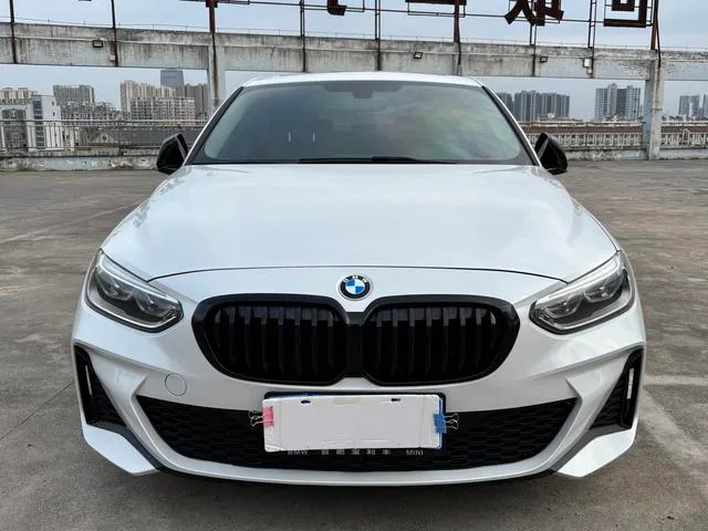 BMW 1 Series 2021 120i M Edición nocturna deportiva exterior foto 3 BMW 1 Series 2021 120i M Edición nocturna deportiva exterior foto 3