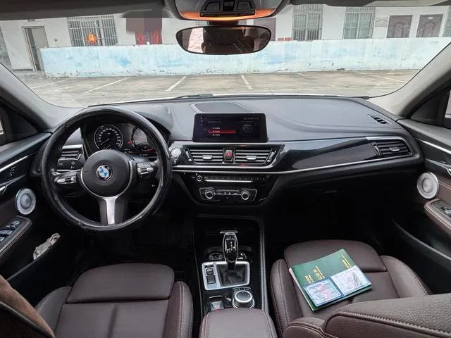 BMW 1 Series 2021 120i M Edición nocturna deportiva interior foto 10 BMW 1 Series 2021 120i M Edición nocturna deportiva interior foto 10
