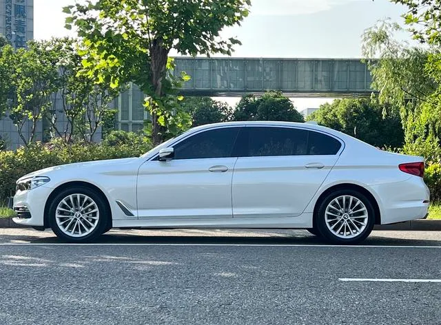 BMW 5 Series 2019 530Li Líder Traje de lujo exterior foto 5 BMW 5 Series 2019 530Li Líder Traje de lujo exterior foto 5