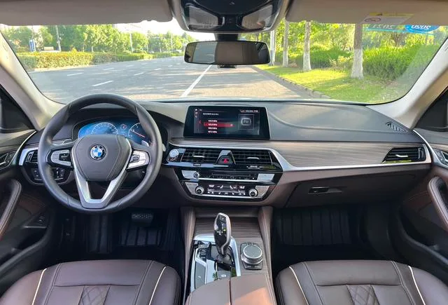 BMW 5 Series 2019 530Li Líder Traje de lujo exterior foto 9 BMW 5 Series 2019 530Li Líder Traje de lujo exterior foto 9