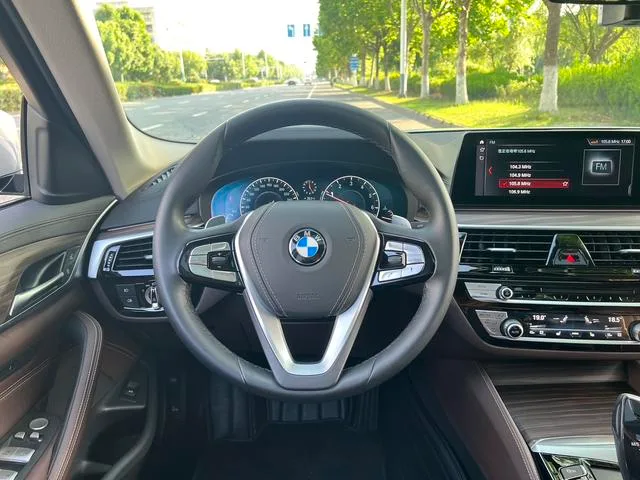 BMW 5 Series 2019 530Li Líder Traje de lujo interior foto 10 BMW 5 Series 2019 530Li Líder Traje de lujo interior foto 10
