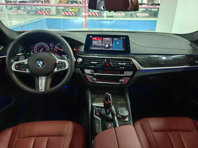 BMW 5 Series 2019 530Li xDrive M Sports suit interior photo 15 BMW 5 Series 2019 530Li xDrive M Sports suit interior photo 15