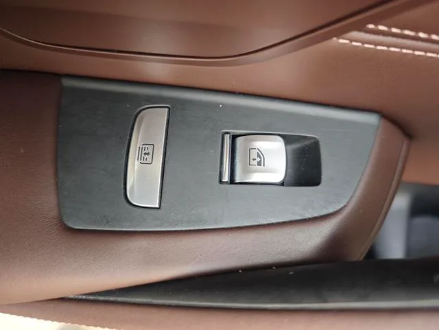 BMW 5 Series 2018 Restyling 530Li xDrive Luxury Set interior photo 18 BMW 5 Series 2018 Restyling 530Li xDrive Luxury Set interior photo 18