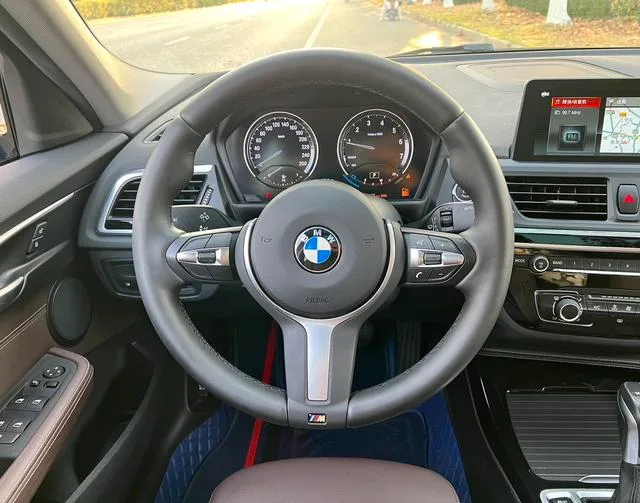BMW 1 Series 2019 118i M Conjunto deportivo interior foto 13 BMW 1 Series 2019 118i M Conjunto deportivo interior foto 13