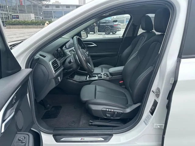 BMW 1 Series 2019 120i Leading Type M Sports suit exterior photo 10 BMW 1 Series 2019 120i Leading Type M Sports suit exterior photo 10