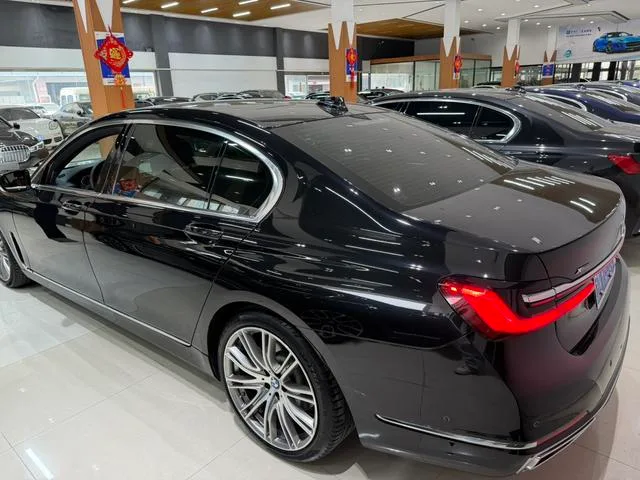 BMW 7 Series 2021 740Li xDrive Tipo administrativo Traje de lujo interior foto 10 BMW 7 Series 2021 740Li xDrive Tipo administrativo Traje de lujo interior foto 10