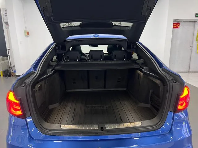 BMW 3 Series GT 2019 320i M Sports Obsidian Night Edition interior photo 15 BMW 3 Series GT 2019 320i M Sports Obsidian Night Edition interior photo 15