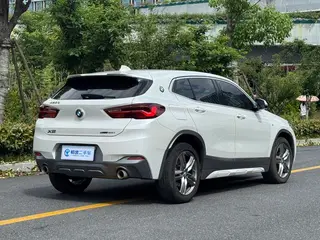 BMW X2 2021 sDrive25i Лидирующий M Спортивный костюм экстерьер фото 4 BMW X2 2021 sDrive25i Лидирующий M Спортивный костюм экстерьер фото 4