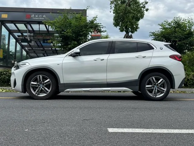 BMW X2 2021 sDrive25i Лидирующий M Спортивный костюм экстерьер фото 6 BMW X2 2021 sDrive25i Лидирующий M Спортивный костюм экстерьер фото 6