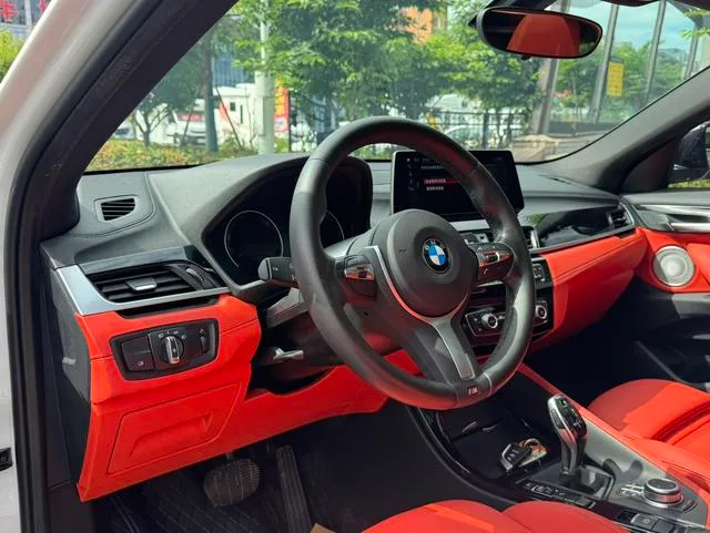 BMW X2 2021 sDrive25i Лидирующий M Спортивный костюм экстерьер фото 7 BMW X2 2021 sDrive25i Лидирующий M Спортивный костюм экстерьер фото 7