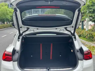 BMW X2 2021 sDrive25i Лидирующий M Спортивный костюм интерьер фото 17 BMW X2 2021 sDrive25i Лидирующий M Спортивный костюм интерьер фото 17