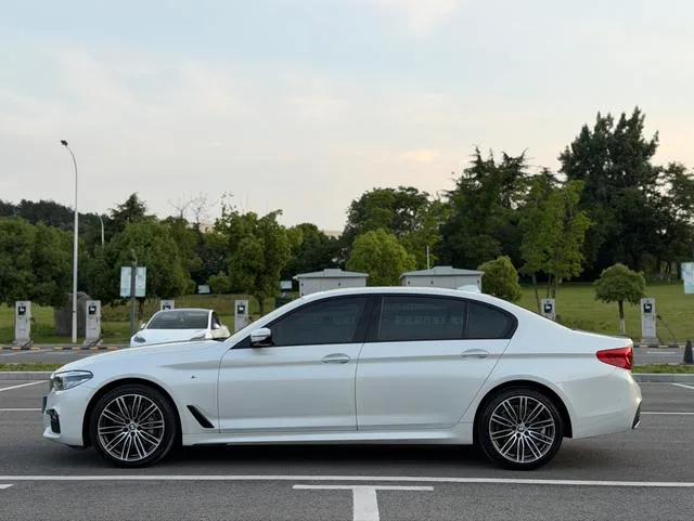 BMW 5 Series 2018 530Li Premium Class M Sports suit exterior photo 4 BMW 5 Series 2018 530Li Premium Class M Sports suit exterior photo 4
