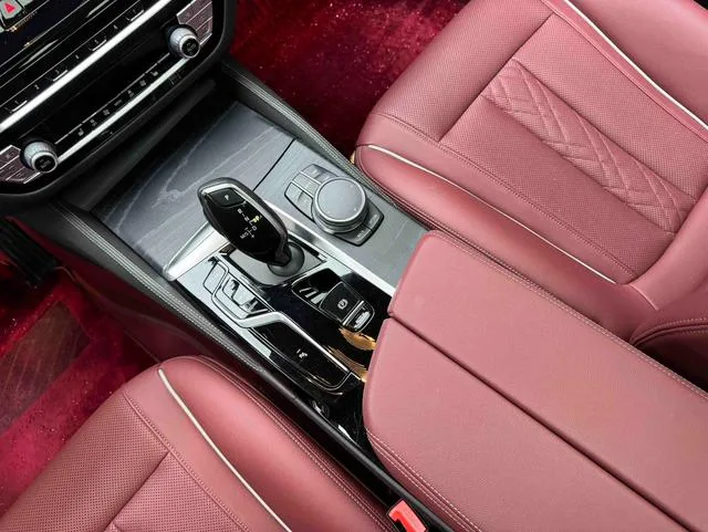 BMW 5 Series 2021 530Li Líder M Conjunto deportivo interior foto 11 BMW 5 Series 2021 530Li Líder M Conjunto deportivo interior foto 11