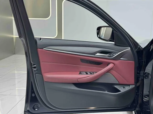 BMW 5 Series 2021 530Li Líder M Conjunto deportivo interior foto 12 BMW 5 Series 2021 530Li Líder M Conjunto deportivo interior foto 12