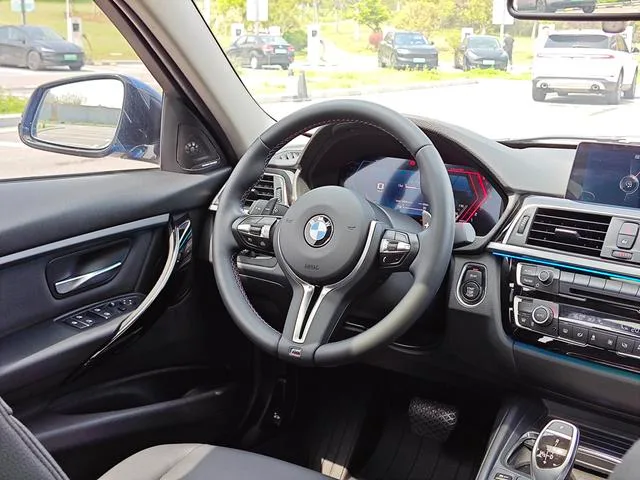 BMW 3 Series 2017 320Li M Deporte exterior foto 8 BMW 3 Series 2017 320Li M Deporte exterior foto 8