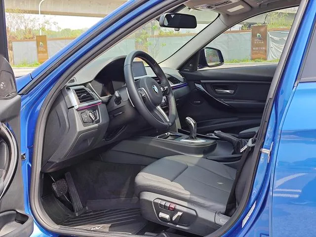 BMW 3 Series 2017 320Li M Deporte interior foto 10 BMW 3 Series 2017 320Li M Deporte interior foto 10