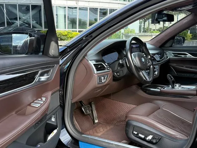 BMW 7 Series 2021 730Li M Conjunto deportivo interior foto 9 BMW 7 Series 2021 730Li M Conjunto deportivo interior foto 9