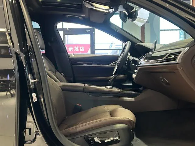 BMW 7 Series 2018 730Li Líder M Conjunto deportivo exterior foto 9 BMW 7 Series 2018 730Li Líder M Conjunto deportivo exterior foto 9