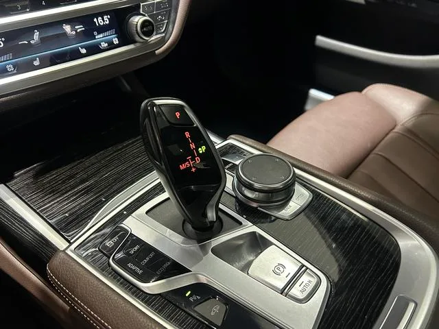 BMW 7 Series 2018 730Li Líder M Conjunto deportivo interior foto 12 BMW 7 Series 2018 730Li Líder M Conjunto deportivo interior foto 12