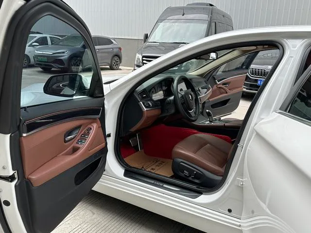BMW 5 Series 2017 520Li Estilo elegante interior foto 9 BMW 5 Series 2017 520Li Estilo elegante interior foto 9