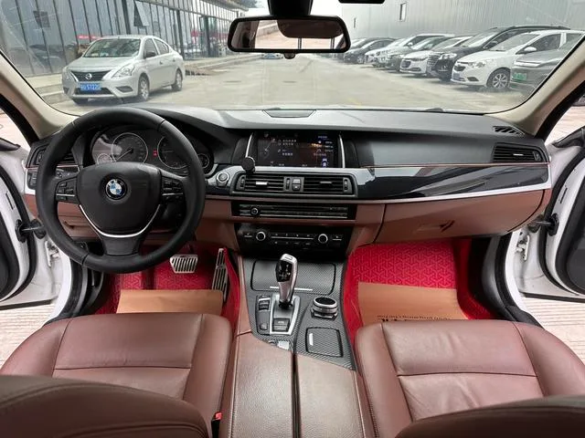 BMW 5 Series 2017 520Li Estilo elegante interior foto 11 BMW 5 Series 2017 520Li Estilo elegante interior foto 11
